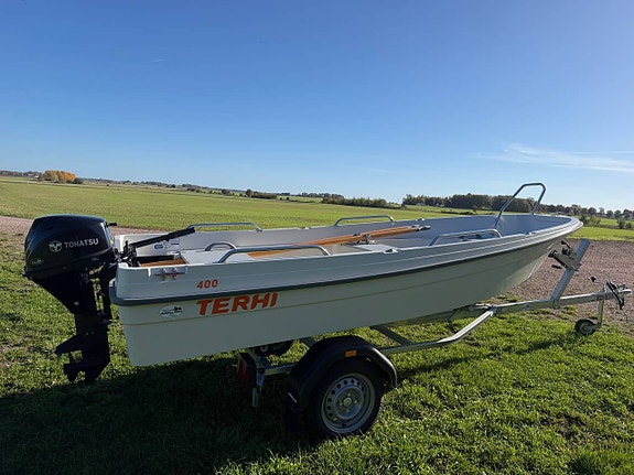Terhi 400 med Tohatsu 9.8 hk 4-takt + 80 km/h vagn. Höstpris 2 of 7