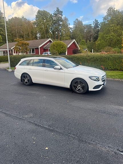 Mercedes-Benz E220 2 of 9