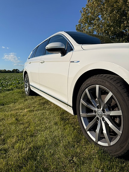 Volkswagen Passat 2 of 28