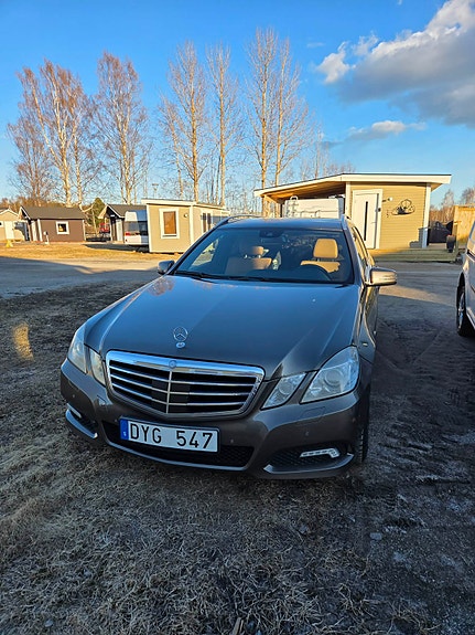 Mercedes-Benz E220 2 of 8