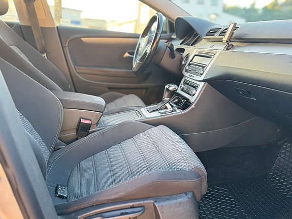 Volkswagen Passat CC 8 of 12