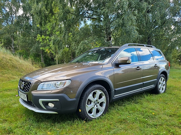 Volvo XC70 2 of 13