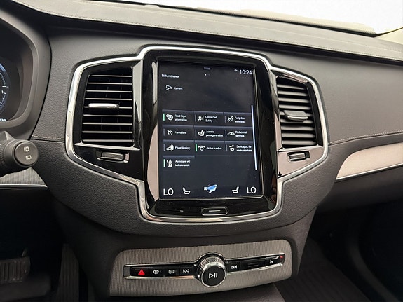 Volvo XC90 30 of 30