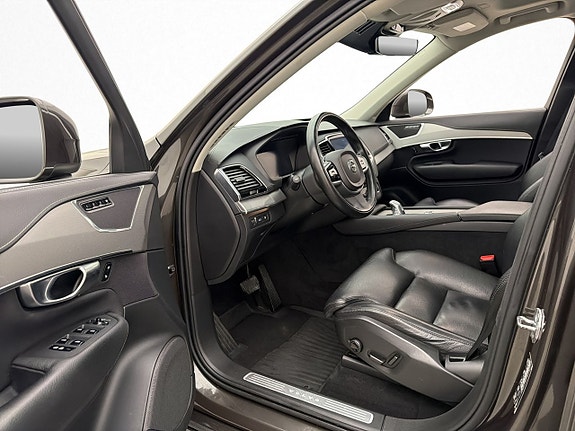 Volvo XC90 10 of 30