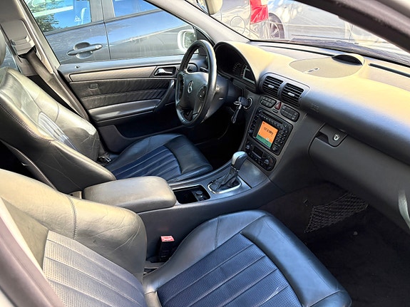 Mercedes-Benz C32 4 of 5