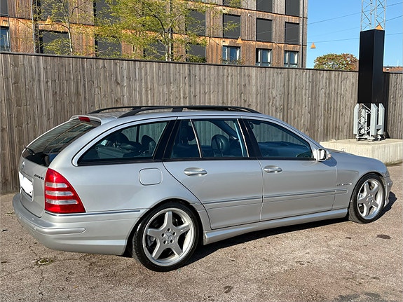 Mercedes-Benz C32 3 of 5