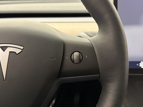 Tesla Model Y 19 of 30