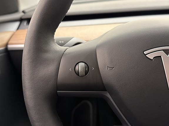 Tesla Model Y 18 of 30