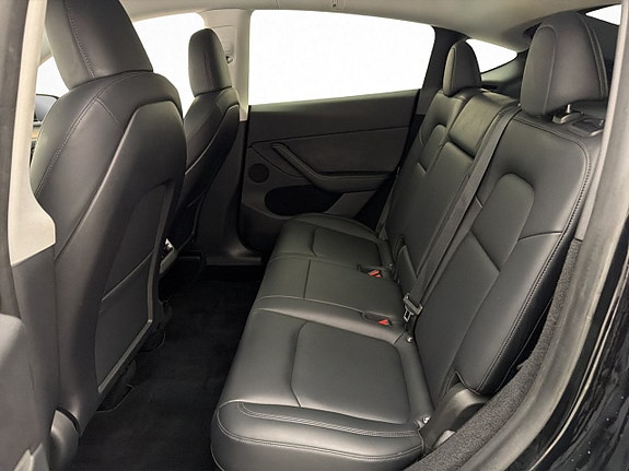 Tesla Model Y 16 of 30