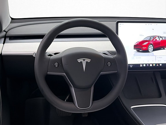 Tesla Model Y 14 of 30
