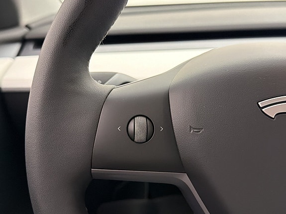 Tesla Model Y 18 of 30