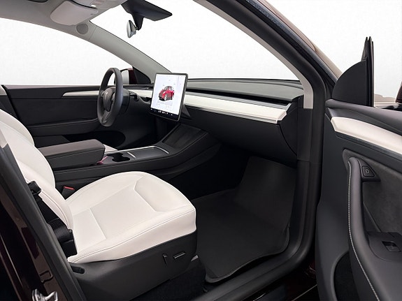 Tesla Model Y 16 of 30