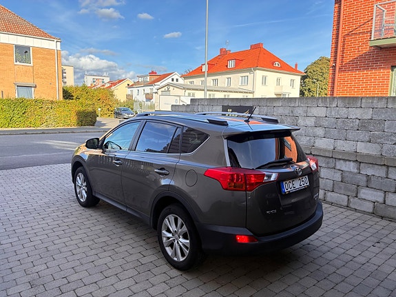Toyota RAV4 8 of 27