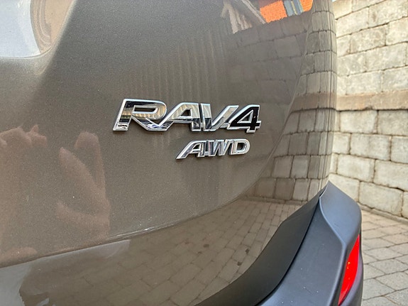 Toyota RAV4 12 of 27