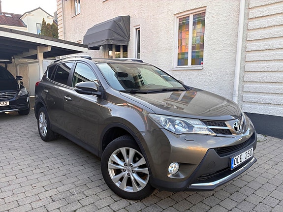 Toyota RAV4 4 of 27