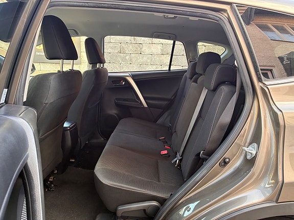 Toyota RAV4 26 of 27