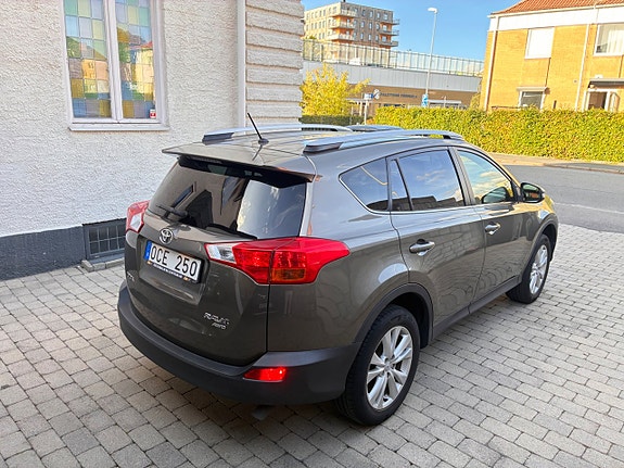 Toyota RAV4 10 of 27