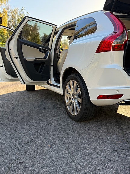 Volvo XC60 8 of 12