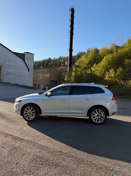 Volvo XC60 2 of 12