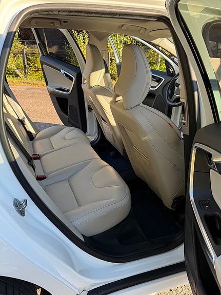 Volvo XC60 5 of 12