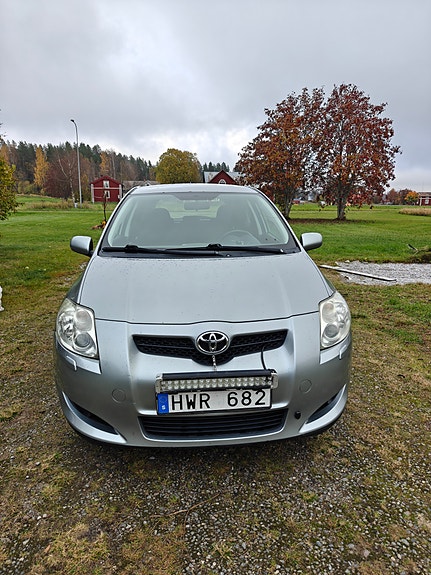 Toyota Auris 2 of 3