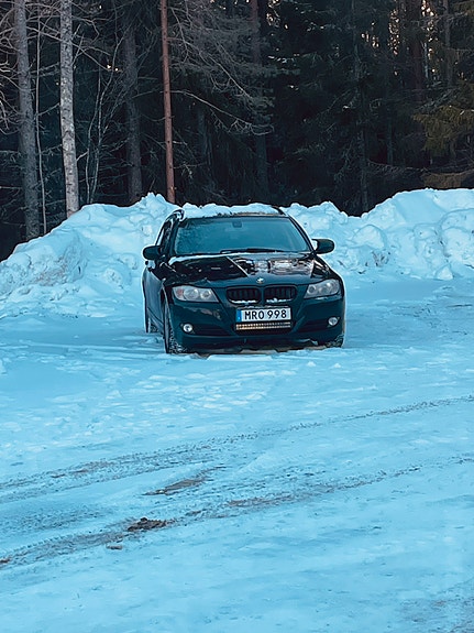 BMW 320d 2 of 5