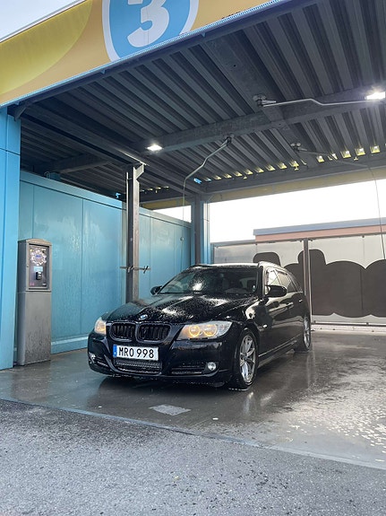 BMW 320d 4 of 5