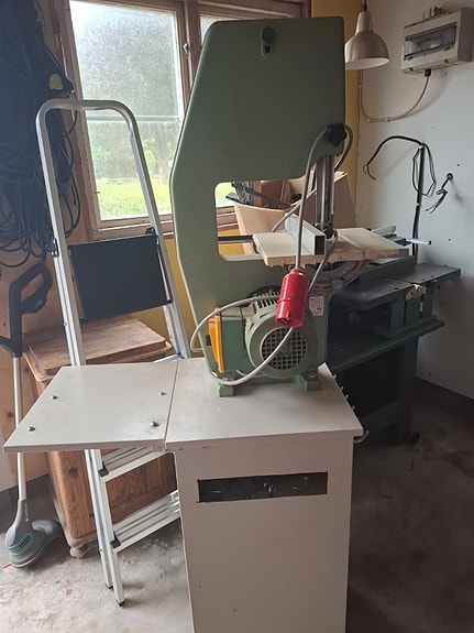 Bandsåg på stativ med arbetsbord