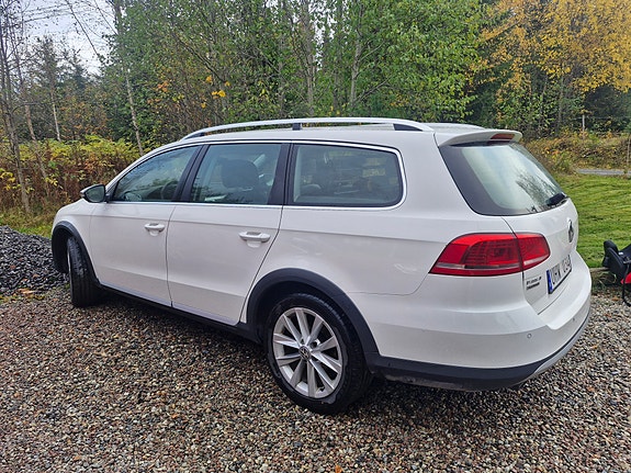 Volkswagen Passat Alltrack 2 of 5