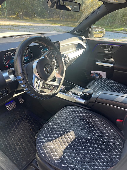 Mercedes-Benz GLB250 7 of 9