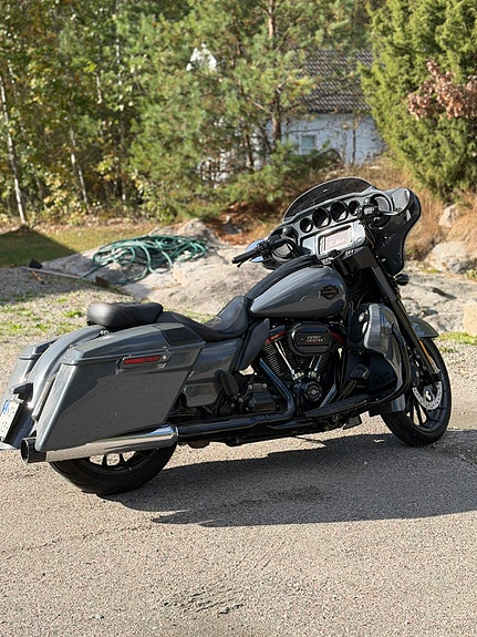 Harley-Davidson FLHXSE 3 of 10