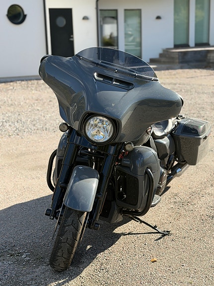 Harley-Davidson FLHXSE 7 of 10