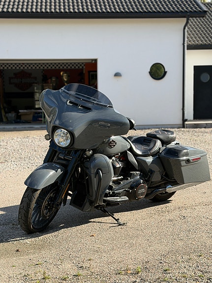 Harley-Davidson FLHXSE 8 of 10