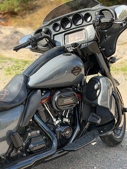 Harley-Davidson FLHXSE 6 of 10
