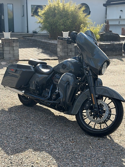 Harley-Davidson FLHXSE 2 of 10