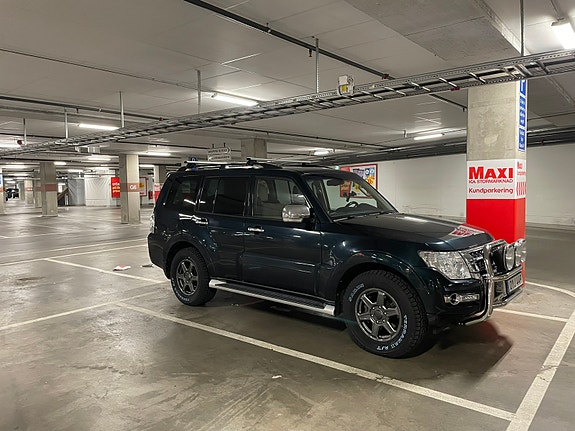 Mitsubishi Pajero 2 of 10