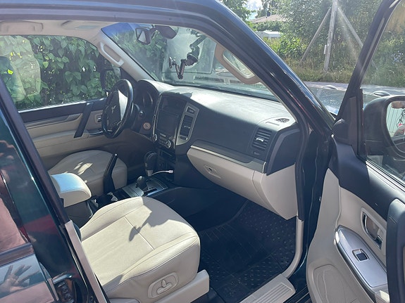 Mitsubishi Pajero 8 of 10