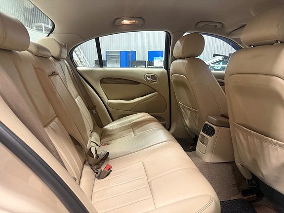 Jaguar S-TYPE 3 of 4