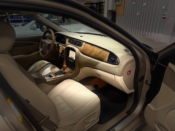 Jaguar S-TYPE 2 of 4
