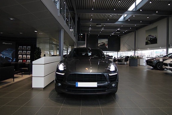Porsche Macan 3 of 9