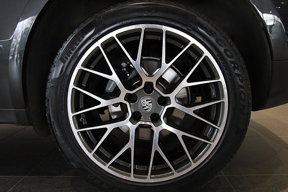 Porsche Macan 6 of 9