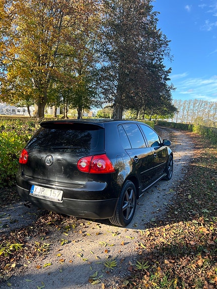Volkswagen Golf V 2 of 9