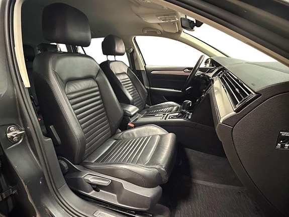 Volkswagen Passat 12 of 30