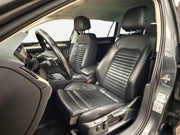 Volkswagen Passat 11 of 30
