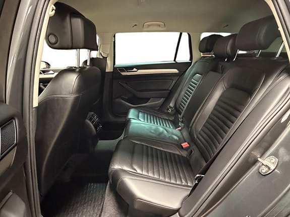 Volkswagen Passat 13 of 30