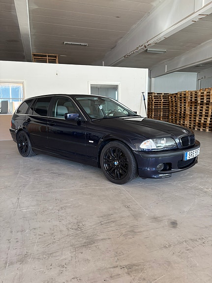 BMW 320i 3 of 4