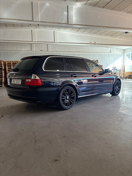 BMW 320i 2 of 4