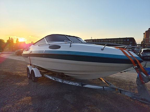 Chaparral 2050 SLC – Välutrustad jänkarbåt med sötvattenkyld V8 2 of 5