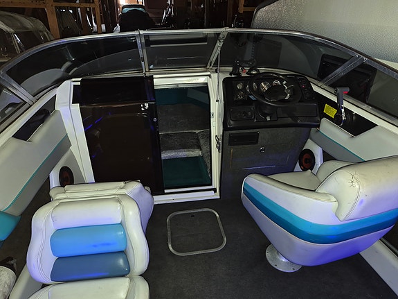 Chaparral 2050 SLC – Välutrustad jänkarbåt med sötvattenkyld V8 5 of 5