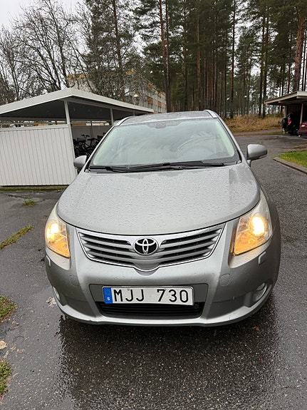 Toyota Avensis 2 of 4